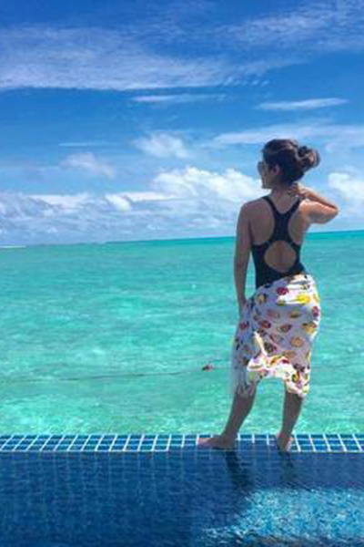 hina khan clicked in bikini at beach in maldives