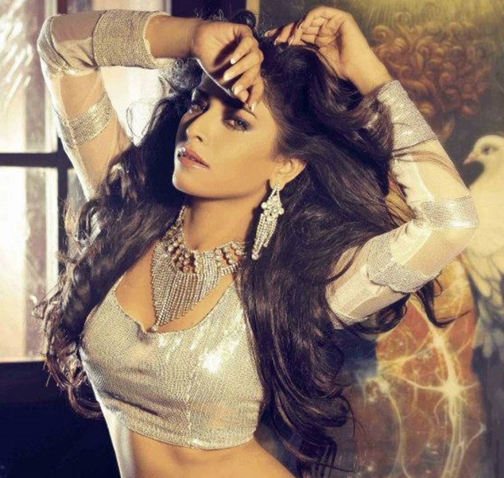 Rina Charaniya hot and sexy pics