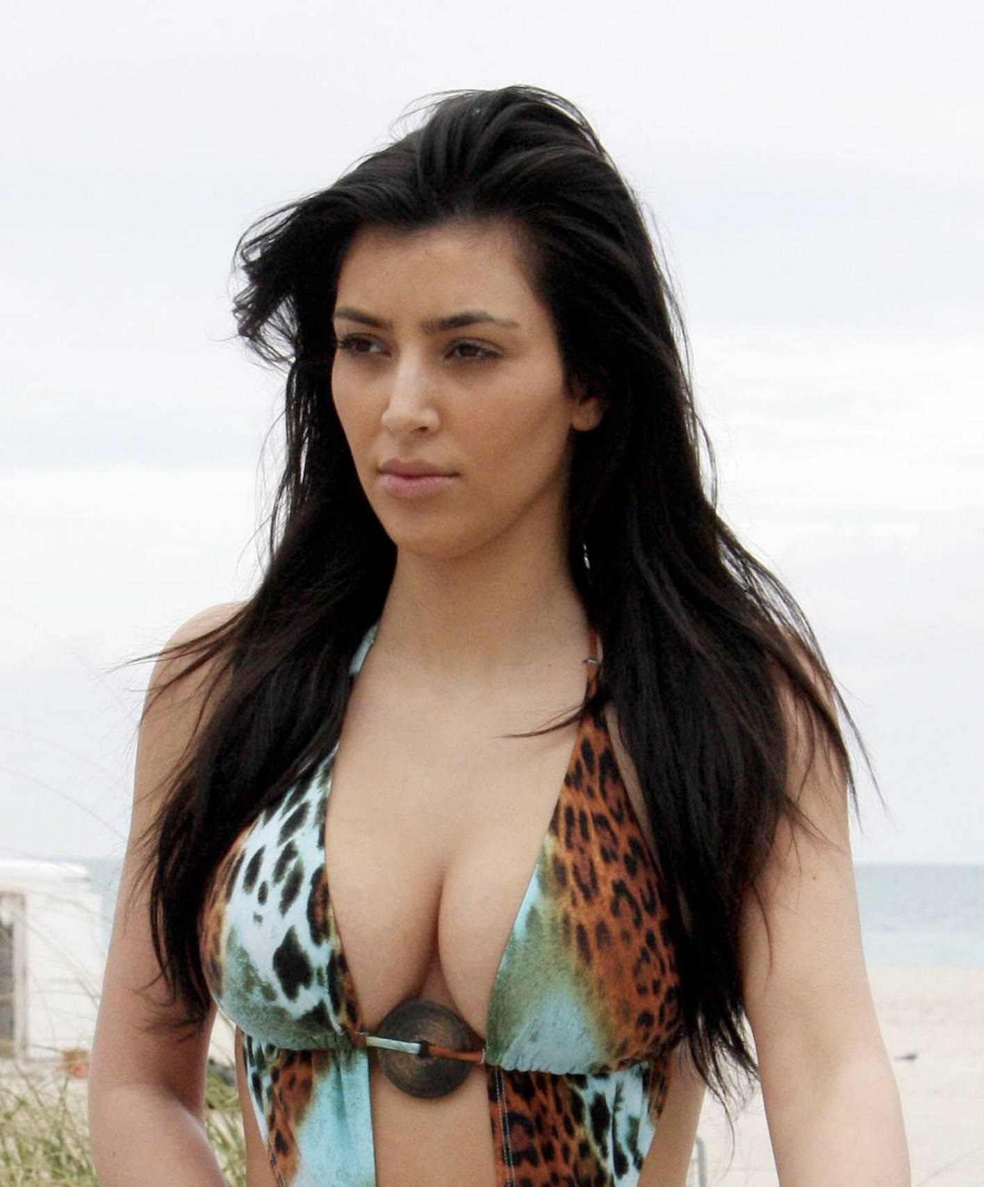 kim-kardashian-hot-wallpapers-in-bikini